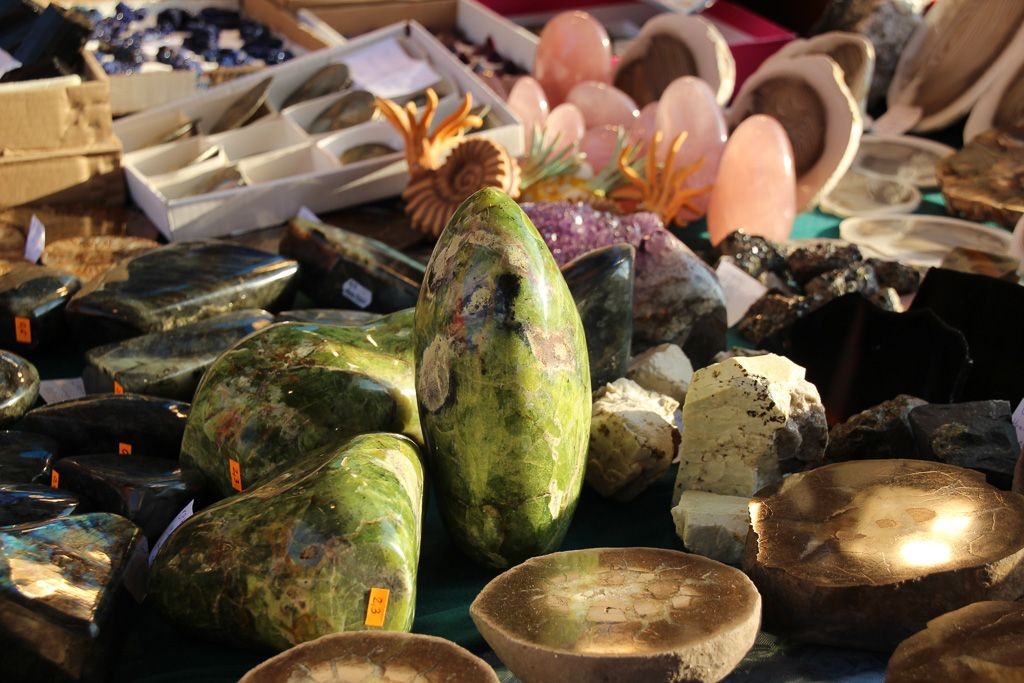 Minerały na stoiskach we Lwówku Śląskim