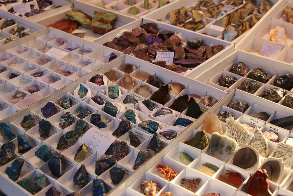 Minerały na stoiskach we Lwówku Śląskim