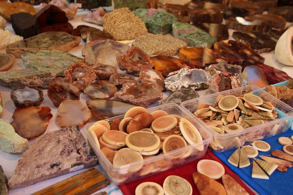 Minerały na stoiskach we Lwówku Śląskim