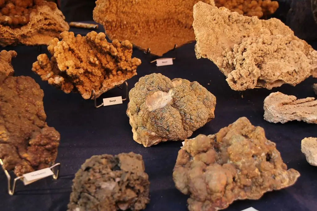 Minerały na stoiskach we Lwówku Śląskim