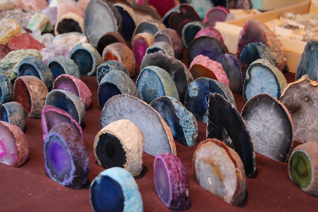 Minerały na stoiskach we Lwówku Śląskim