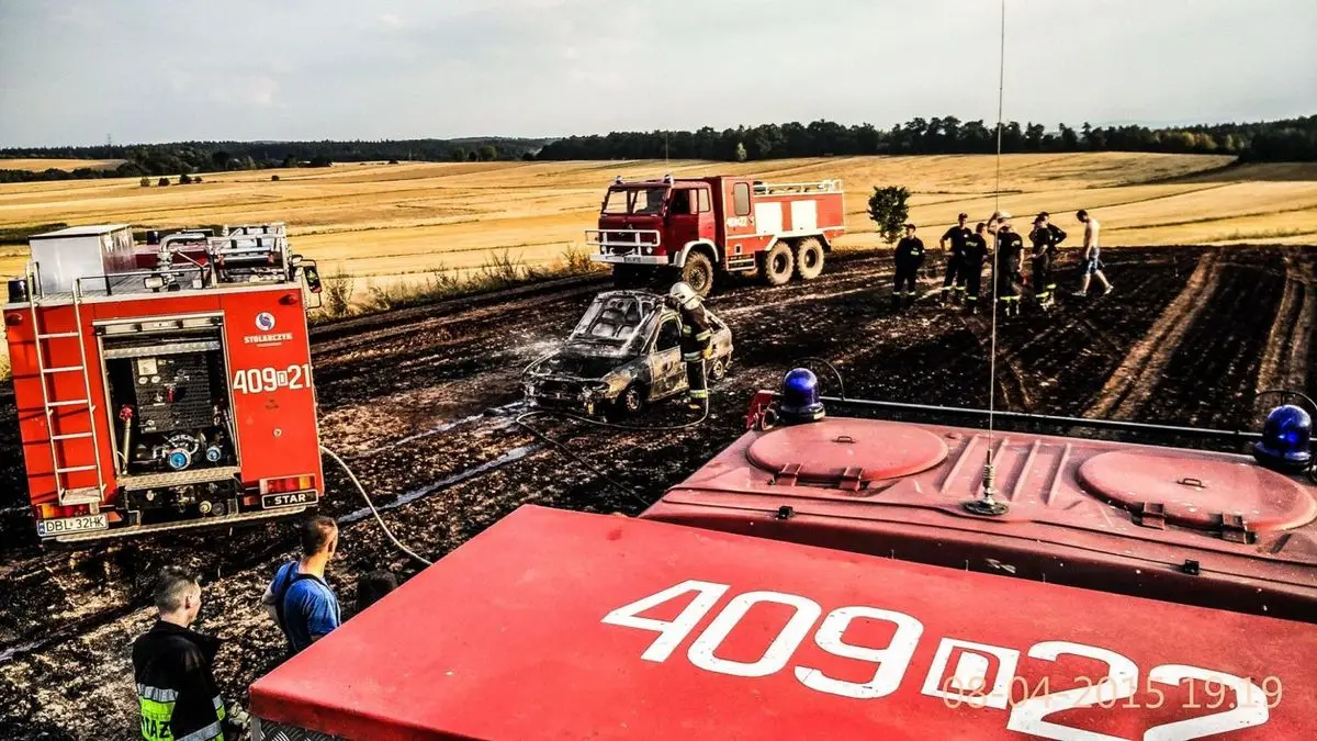 Pożar pola w Gościszowie - spłonęło auto