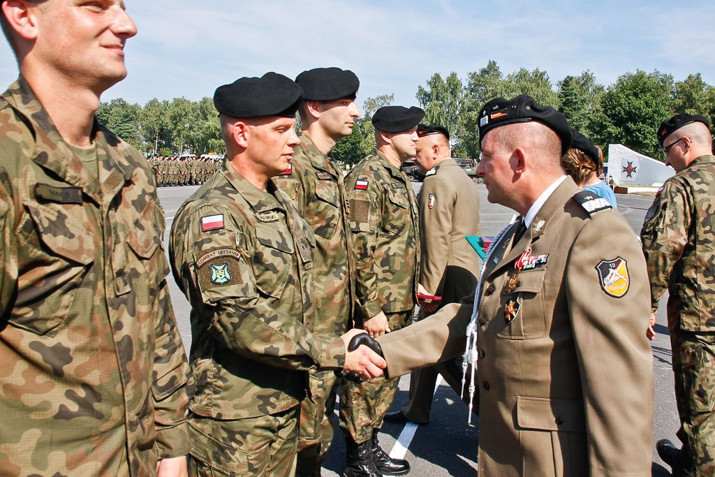 Żołnierze 10 Brygady Kawalerii Pancernej świętują