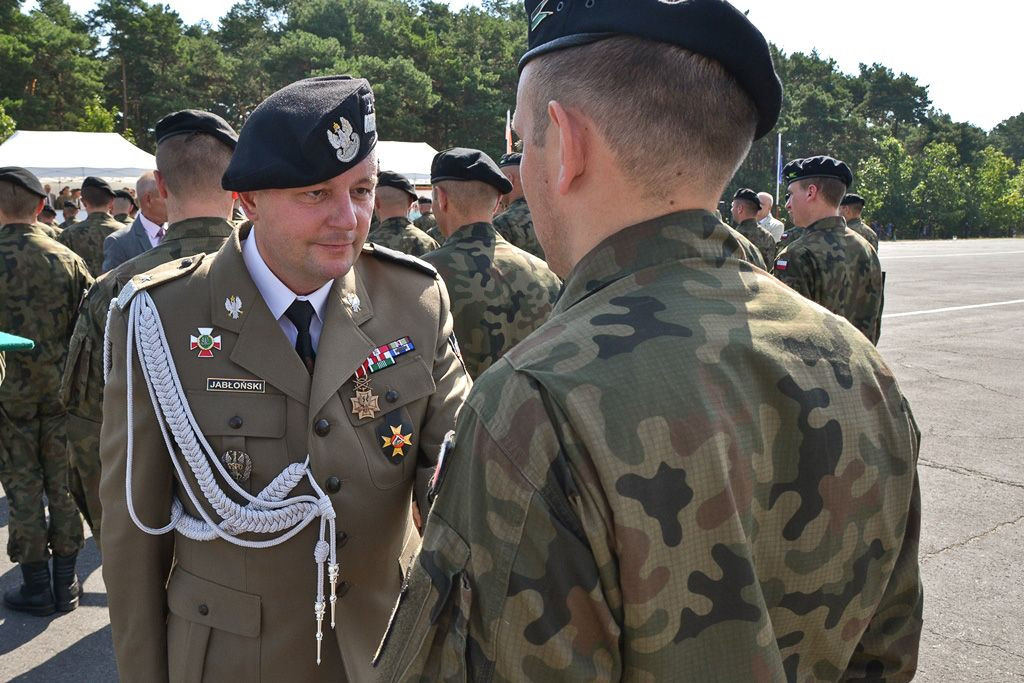 Żołnierze 10 Brygady Kawalerii Pancernej świętują