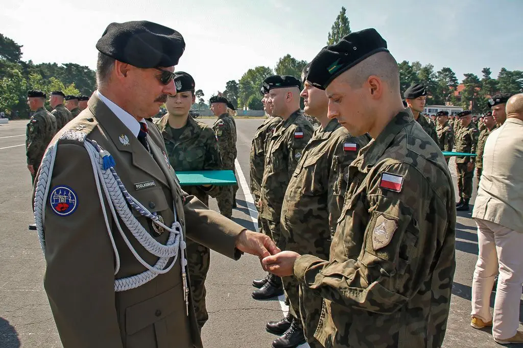 Żołnierze 10 Brygady Kawalerii Pancernej świętują