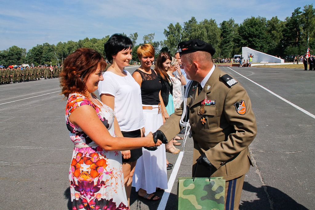 Żołnierze 10 Brygady Kawalerii Pancernej świętują