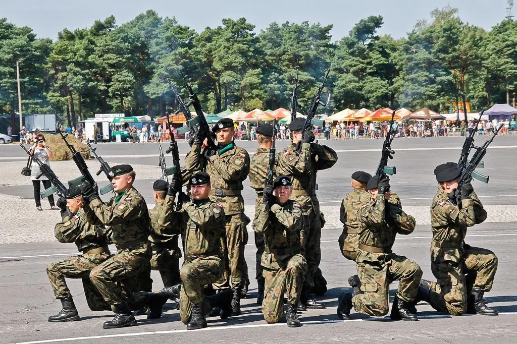 Żołnierze 10 Brygady Kawalerii Pancernej świętują