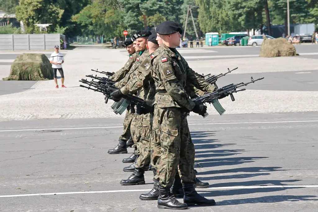 Żołnierze 10 Brygady Kawalerii Pancernej świętują
