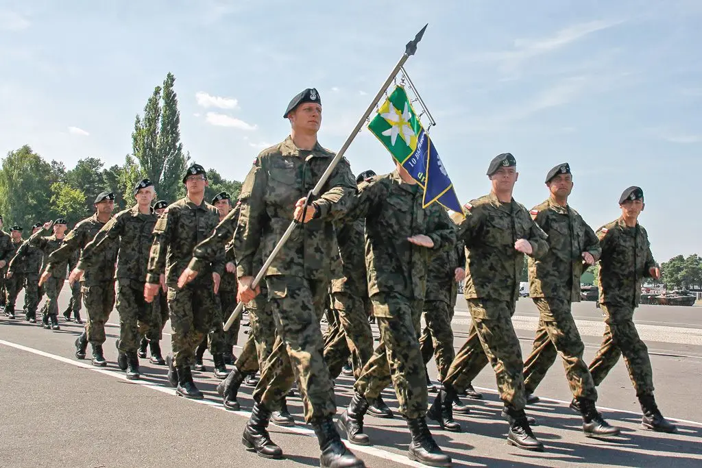 Żołnierze 10 Brygady Kawalerii Pancernej świętują