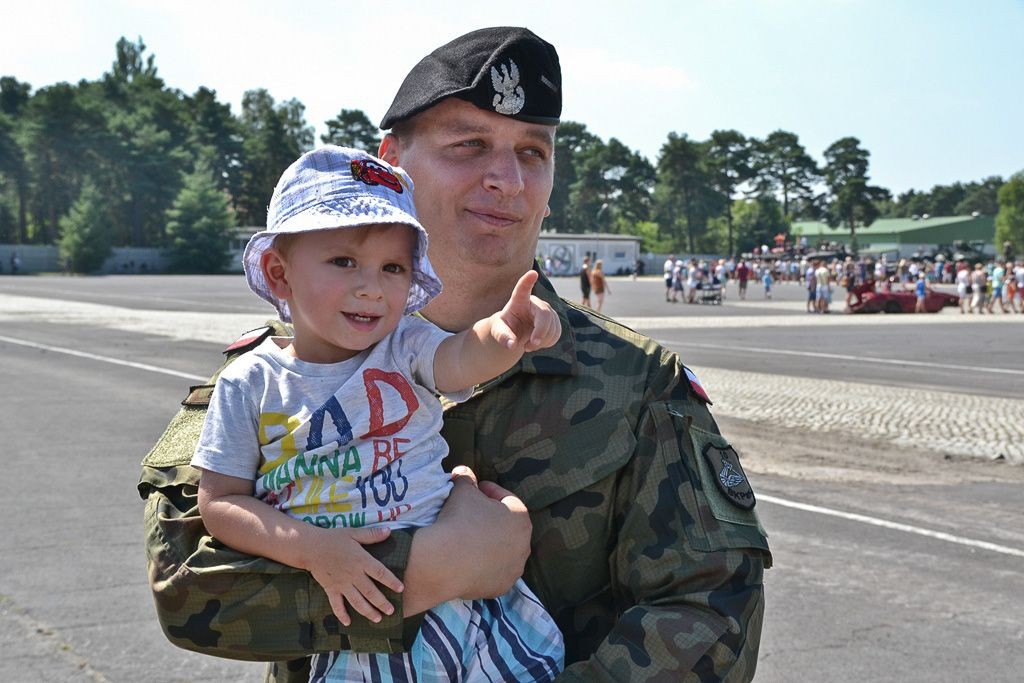 Żołnierze 10 Brygady Kawalerii Pancernej świętują