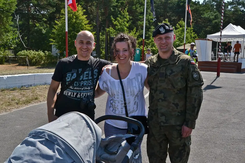 Żołnierze 10 Brygady Kawalerii Pancernej świętują