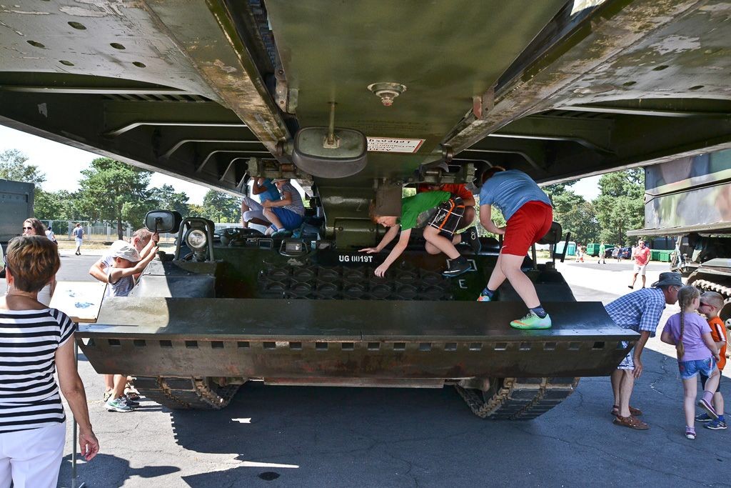 Żołnierze 10 Brygady Kawalerii Pancernej świętują