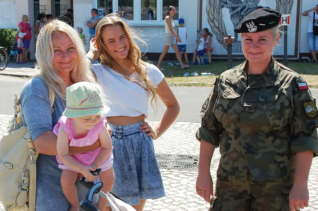 Żołnierze 10 Brygady Kawalerii Pancernej świętują