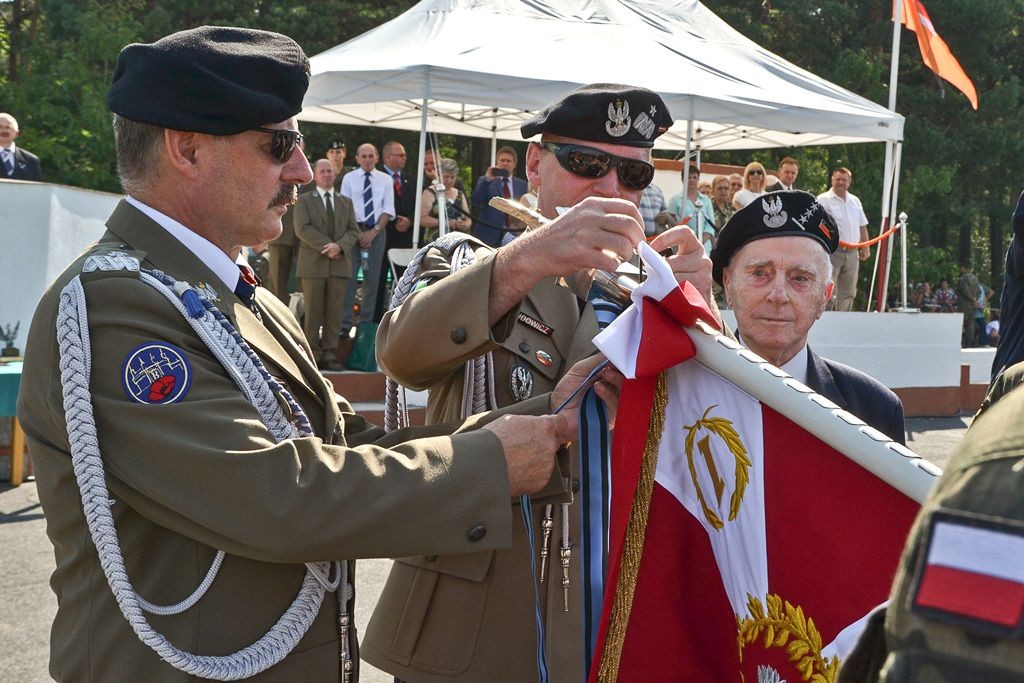 Żołnierze 10 Brygady Kawalerii Pancernej świętują