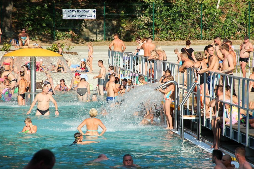 Ludzie wypoczywający na basenie Leśny potok