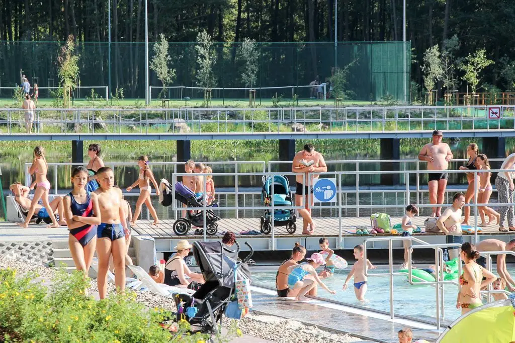 Ludzie wypoczywający na basenie Leśny potok