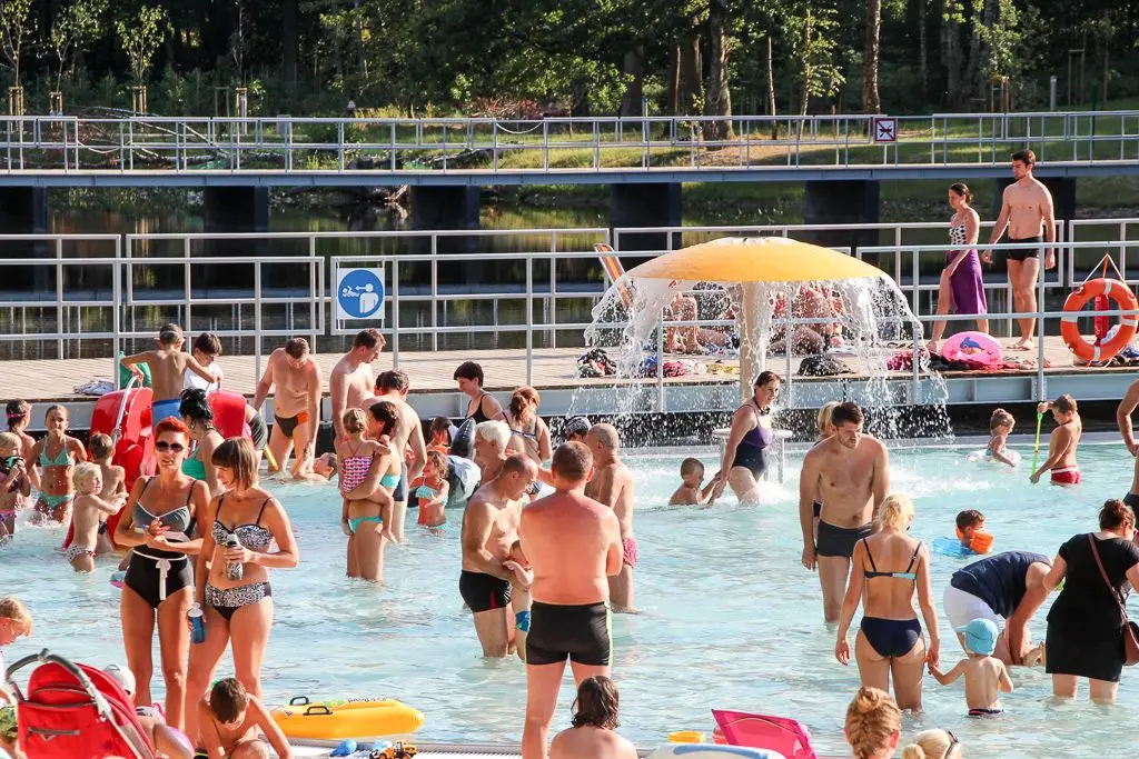 Ludzie wypoczywający na basenie Leśny potok