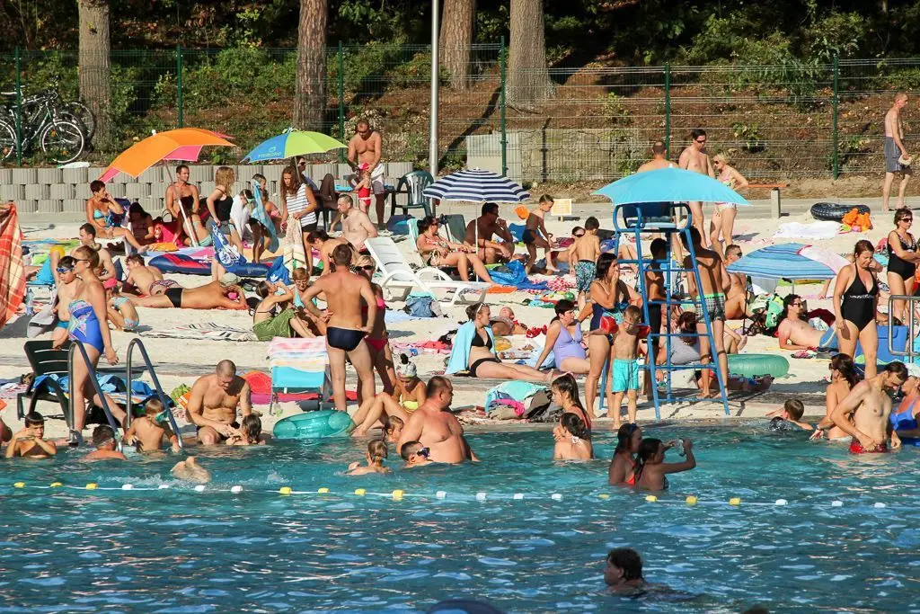 Ludzie wypoczywający na basenie Leśny potok