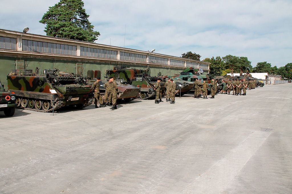 Pancerniacy dla przyszłych lotników