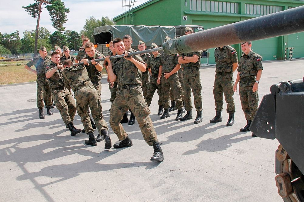Pancerniacy dla przyszłych lotników