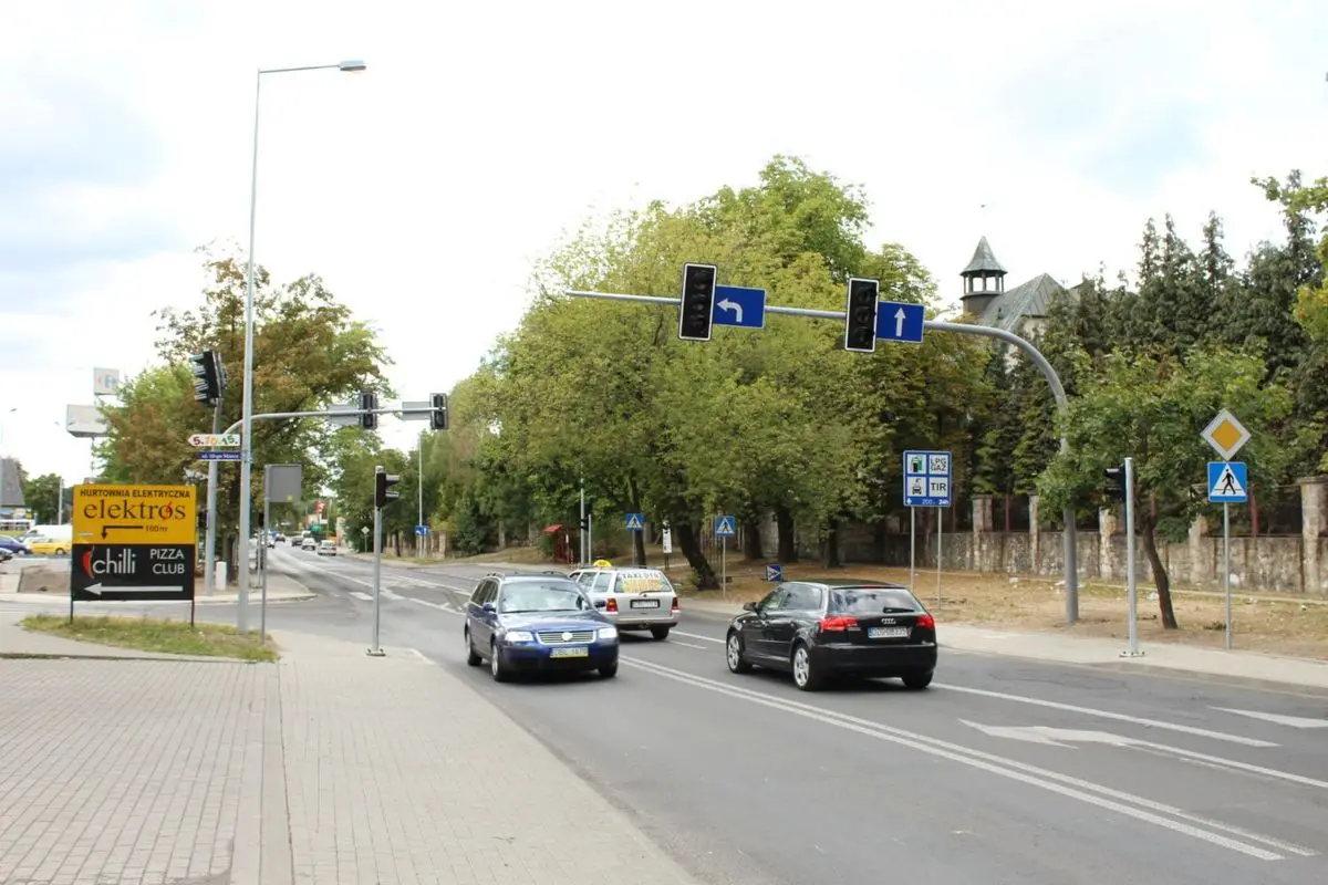 Sygnalizacja świetlna koło Carreforura