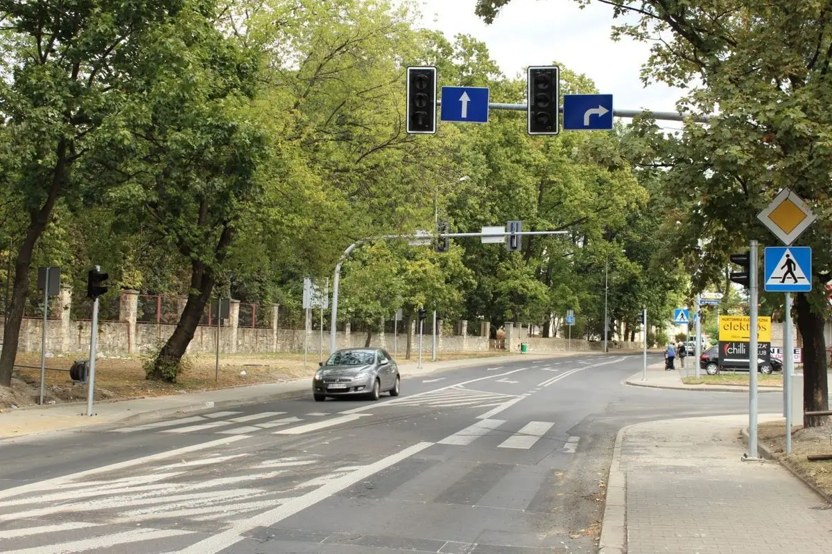 Sygnalizacja świetlna koło Carreforura