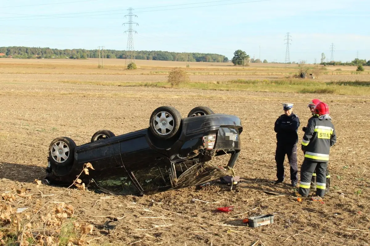 Volkswagen dachował koło Łazisk - jedna osoba w szpitalu