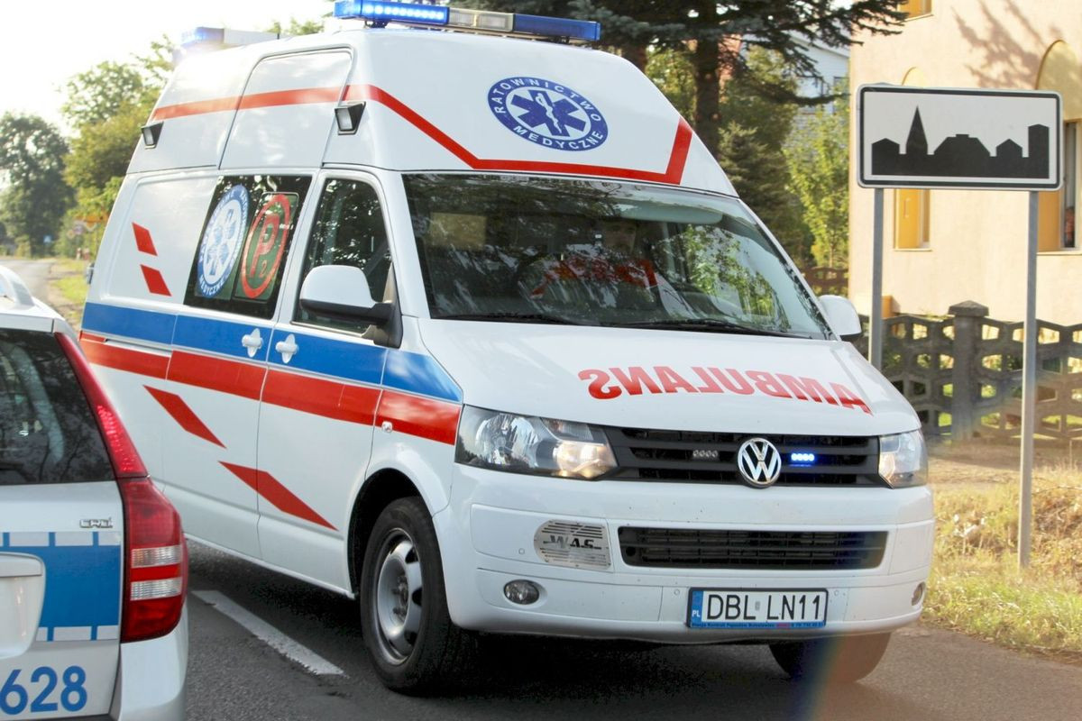 Volkswagen dachował koło Łazisk - jedna osoba w szpitalu