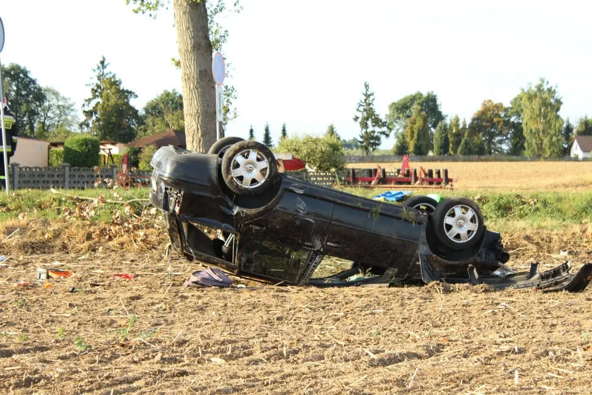 Volkswagen dachował koło Łazisk - jedna osoba w szpitalu