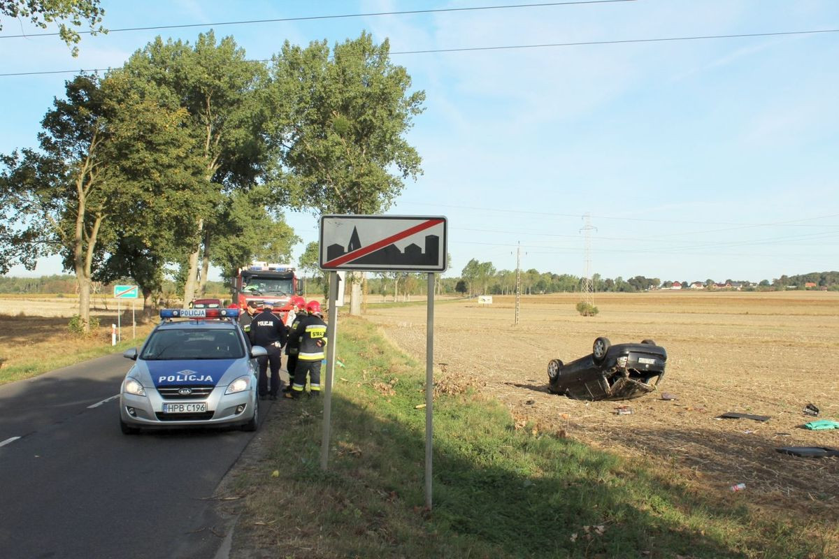 Volkswagen dachował koło Łazisk - jedna osoba w szpitalu
