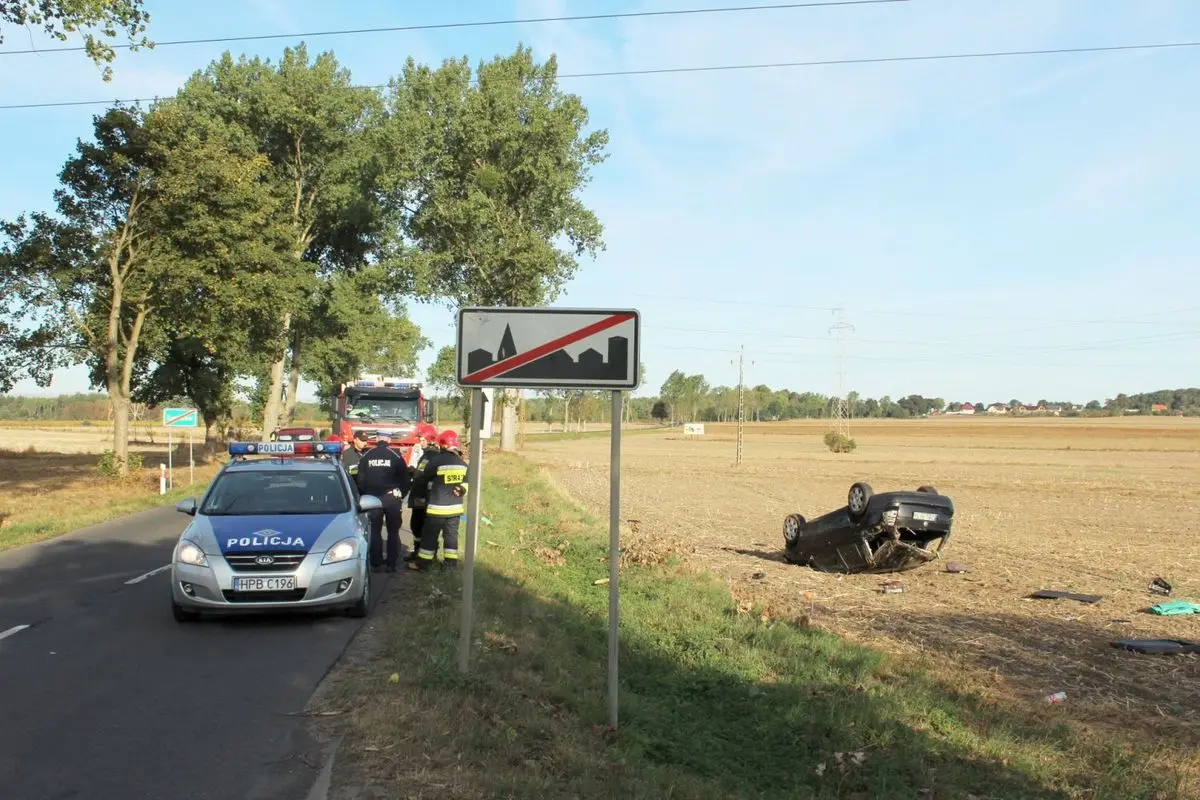 Volkswagen dachował koło Łazisk - jedna osoba w szpitalu