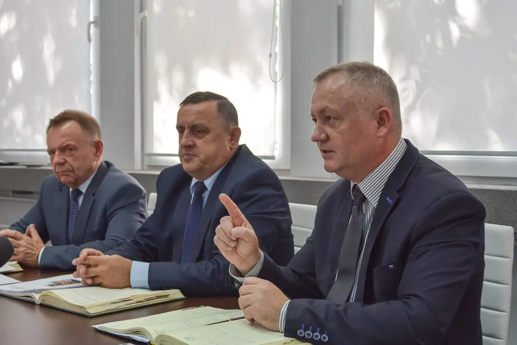 Etatowy członek Zarządu Powiatu Stanisław Chwojnicki, wicestarosta Marian Haniszewski oraz starosta Dariusz Kwaśniewski