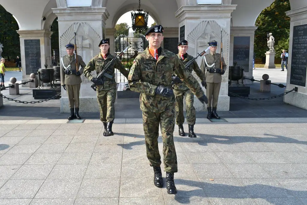 Dragoni przed Grobem Nieznanego Żołnierza