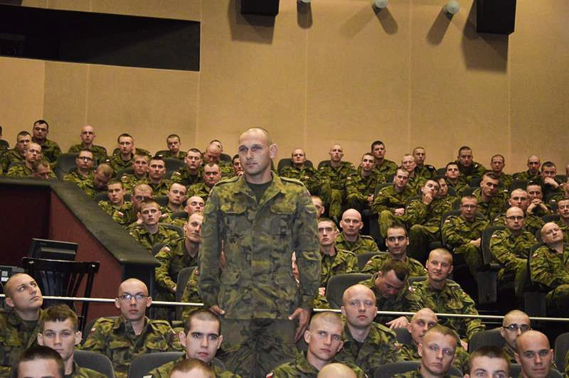 Spotkanie elewów z dowódcą 11 LDKPanc