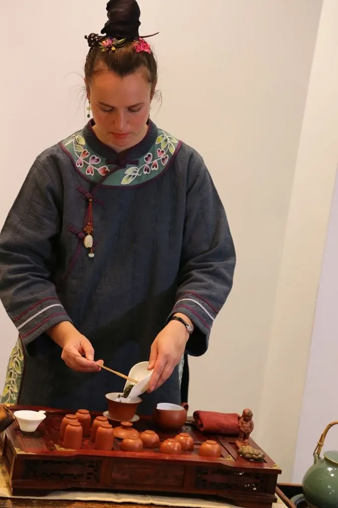 Ceremoniał parzenia chińskiej herbaty na wernisażu w BOK-MCC
