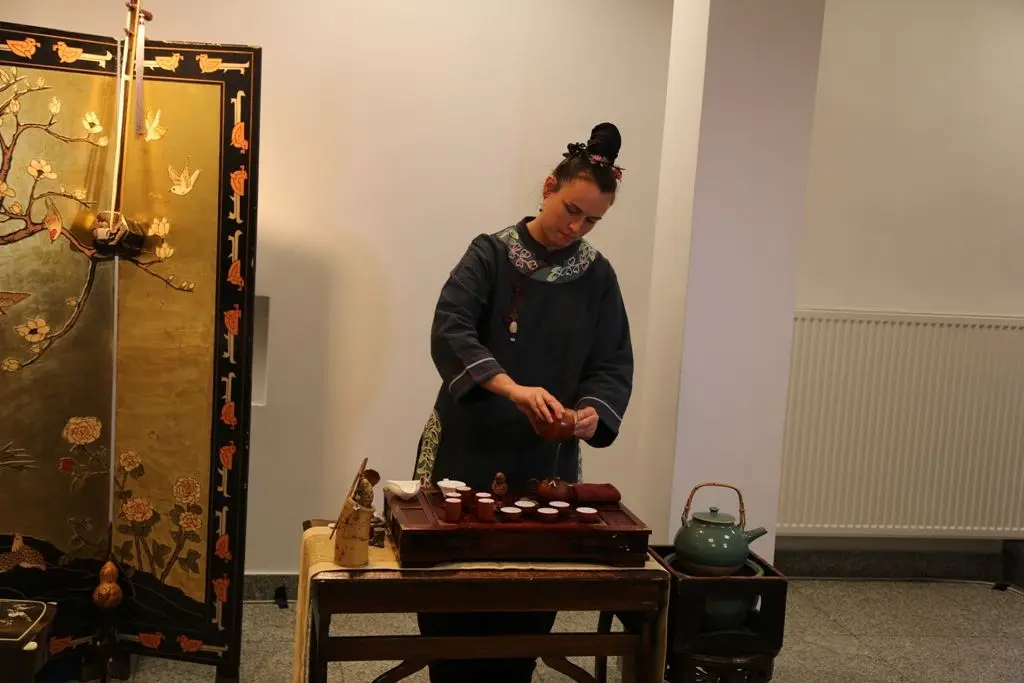 Ceremoniał parzenia chińskiej herbaty na wernisażu w BOK-MCC