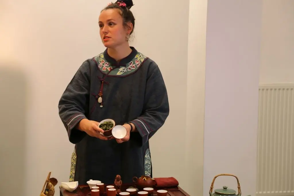 Ceremoniał parzenia chińskiej herbaty na wernisażu w BOK-MCC