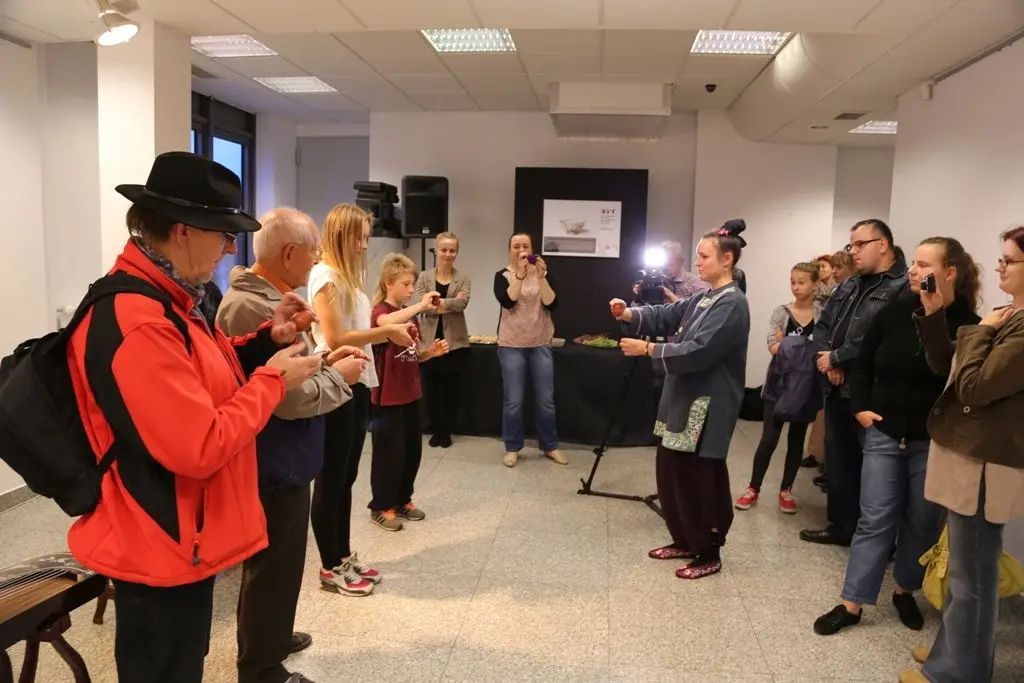 Ceremoniał parzenia chińskiej herbaty na wernisażu w BOK-MCC