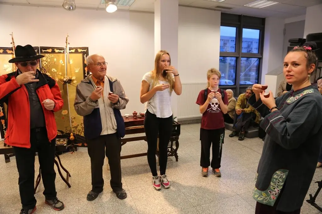 Ceremoniał parzenia chińskiej herbaty na wernisażu w BOK-MCC