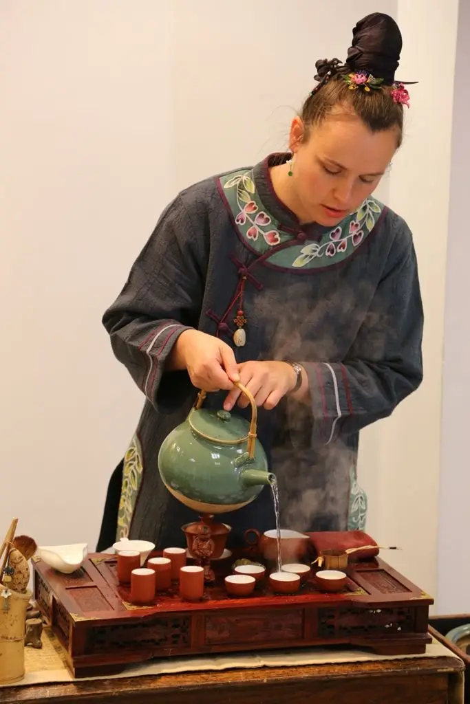 Ceremoniał parzenia chińskiej herbaty na wernisażu w BOK-MCC