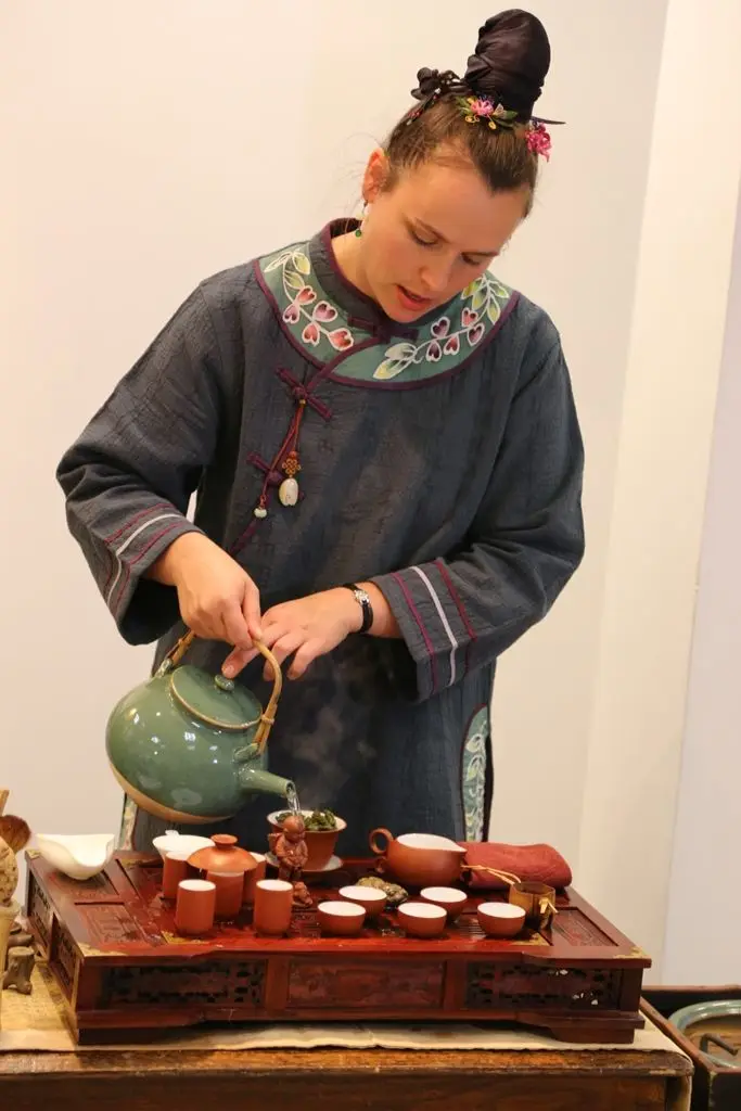 Ceremoniał parzenia chińskiej herbaty na wernisażu w BOK-MCC