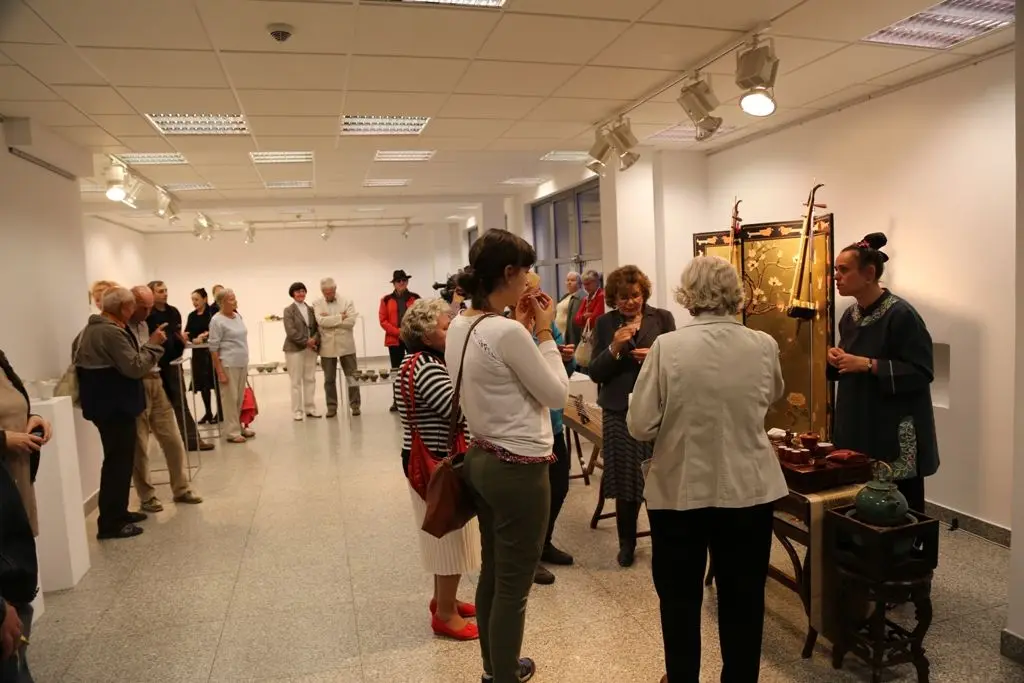 Ceremoniał parzenia chińskiej herbaty na wernisażu w BOK-MCC