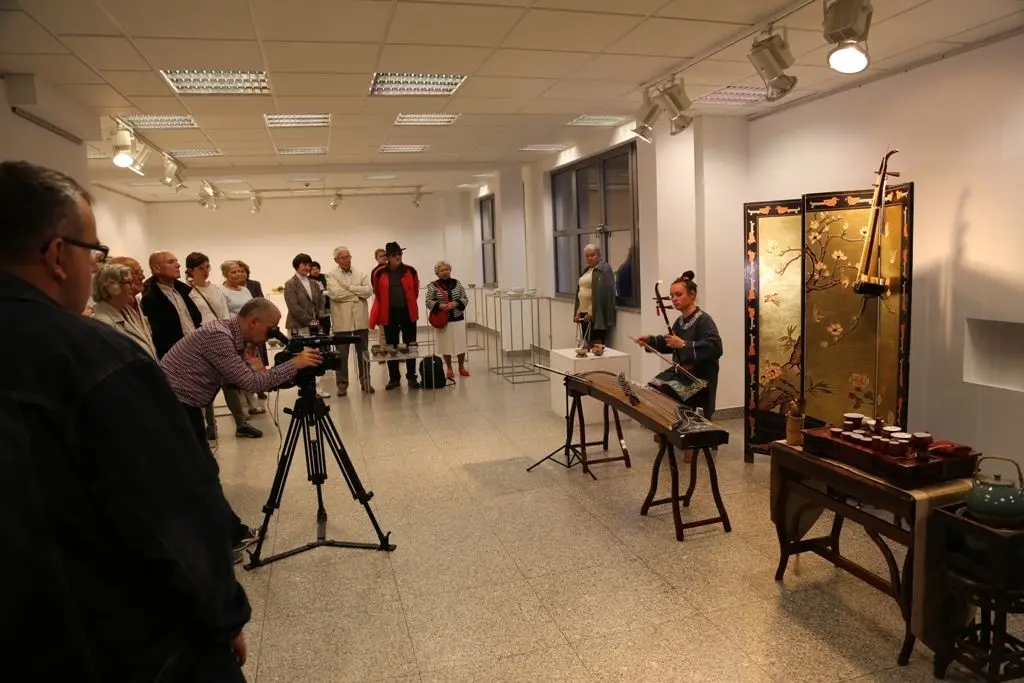 Ceremoniał parzenia chińskiej herbaty na wernisażu w BOK-MCC