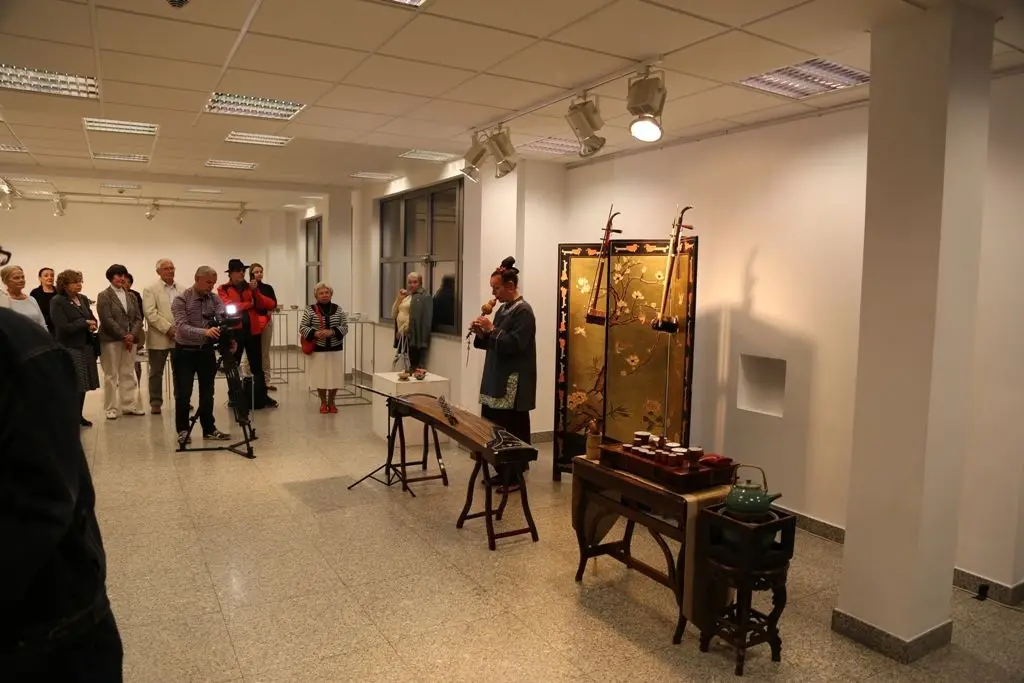 Ceremoniał parzenia chińskiej herbaty na wernisażu w BOK-MCC