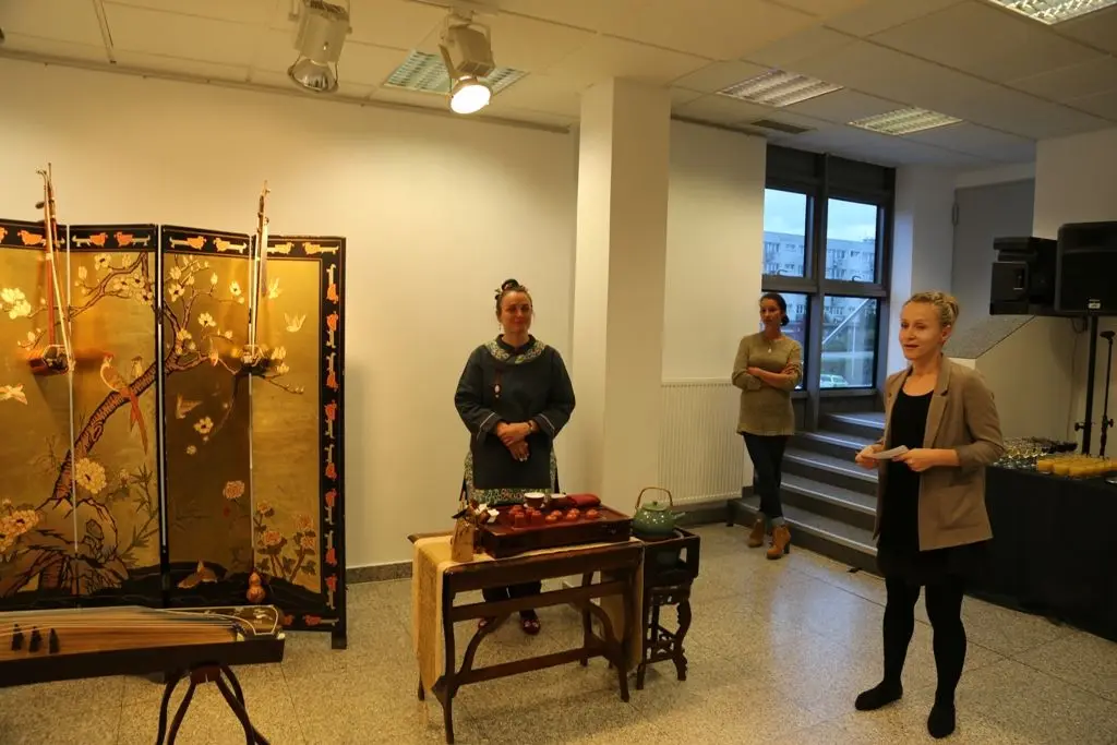 Ceremoniał parzenia chińskiej herbaty na wernisażu w BOK-MCC
