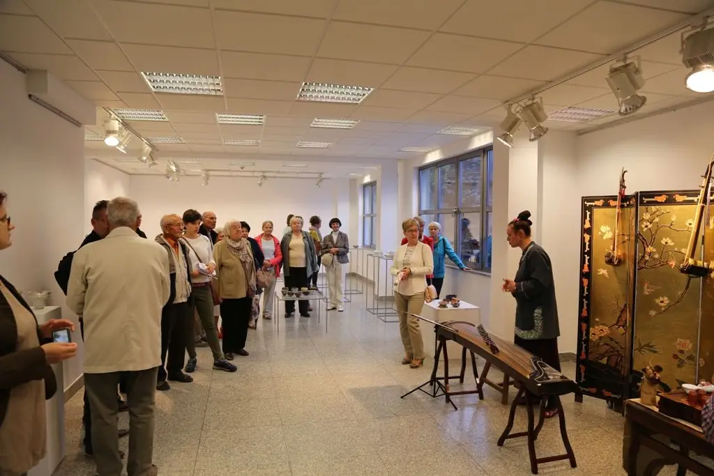 Ceremoniał parzenia chińskiej herbaty na wernisażu w BOK-MCC
