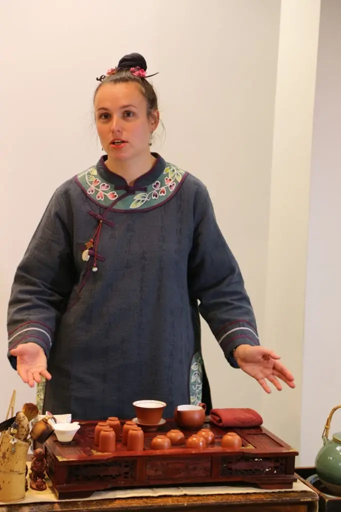 Ceremoniał parzenia chińskiej herbaty na wernisażu w BOK-MCC