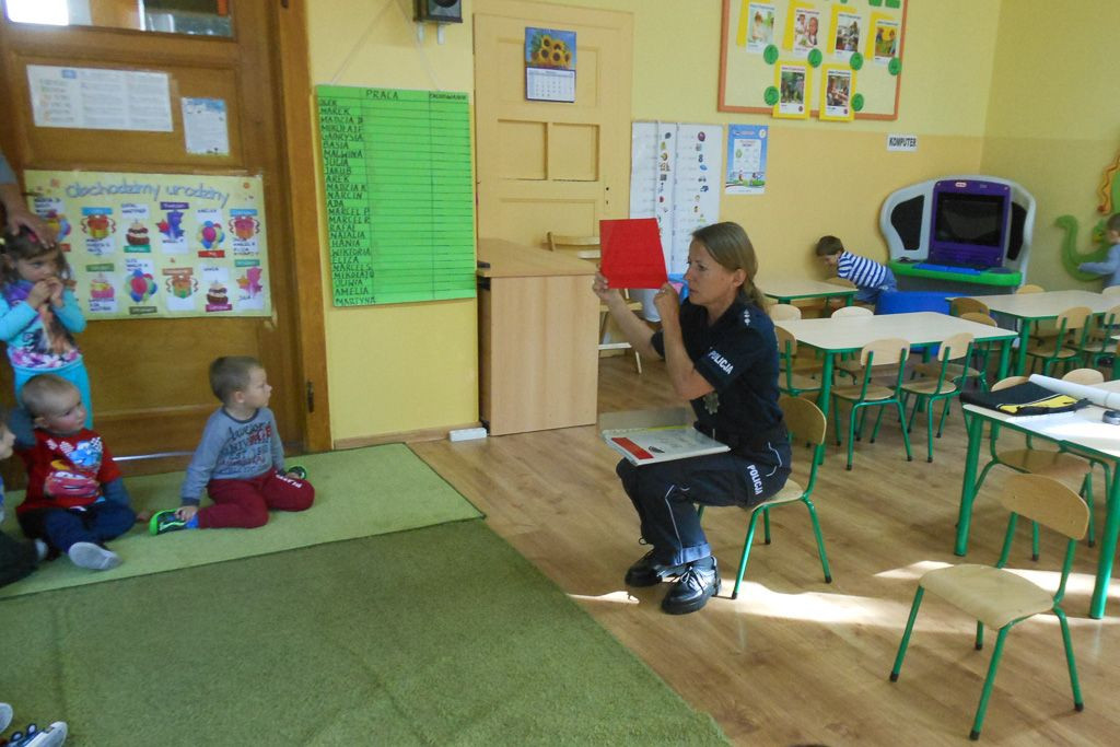 Komisarz Lew u przedszkolaków w Gromadce