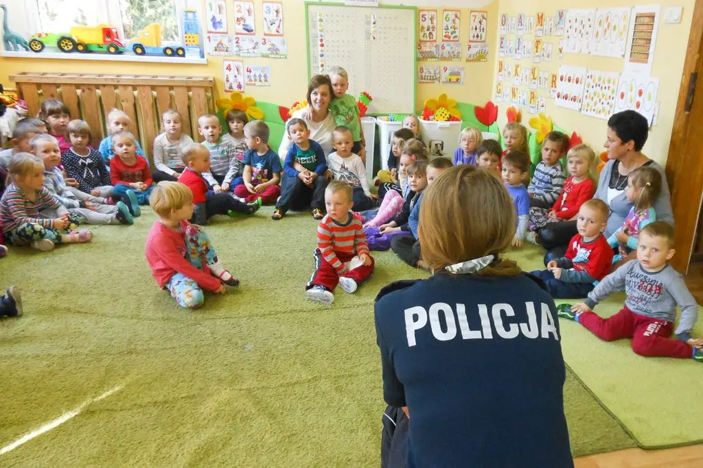 Komisarz Lew u przedszkolaków w Gromadce