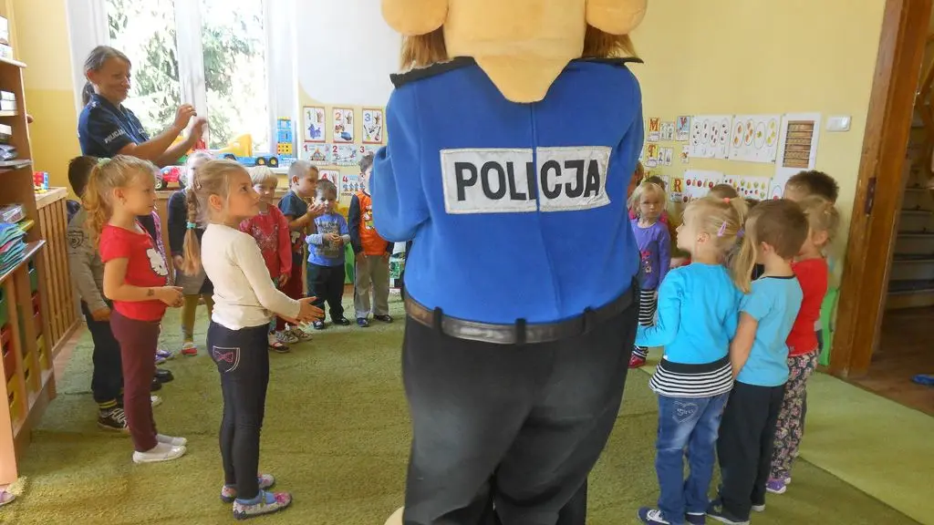 Komisarz Lew u przedszkolaków w Gromadce